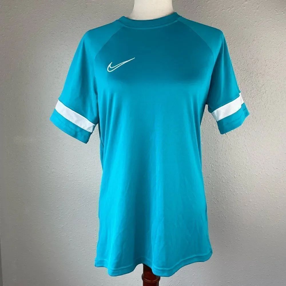 NWOT Nike Short Sleeve T-Shirt Size M